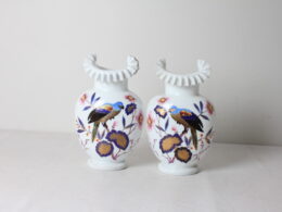 Vases en opaline à décor polychrome