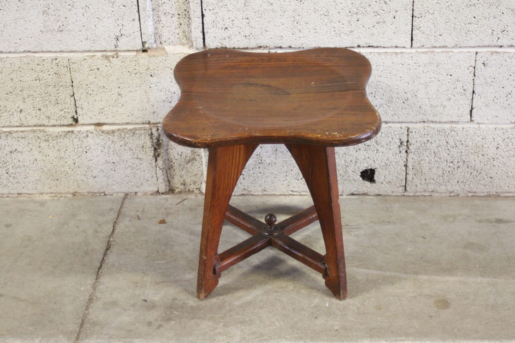Tabouret rustique en bois – Image 2