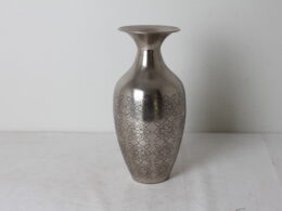 Vase en métal argenté gravé