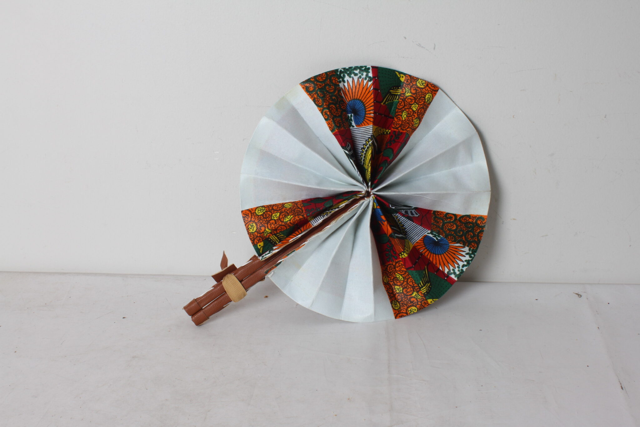 Eventail africain en wax et simili cuir – Image 3