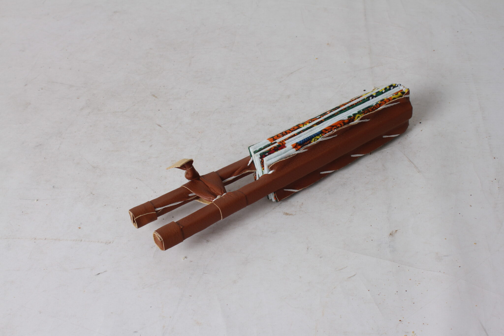 Eventail africain en wax et simili cuir – Image 4