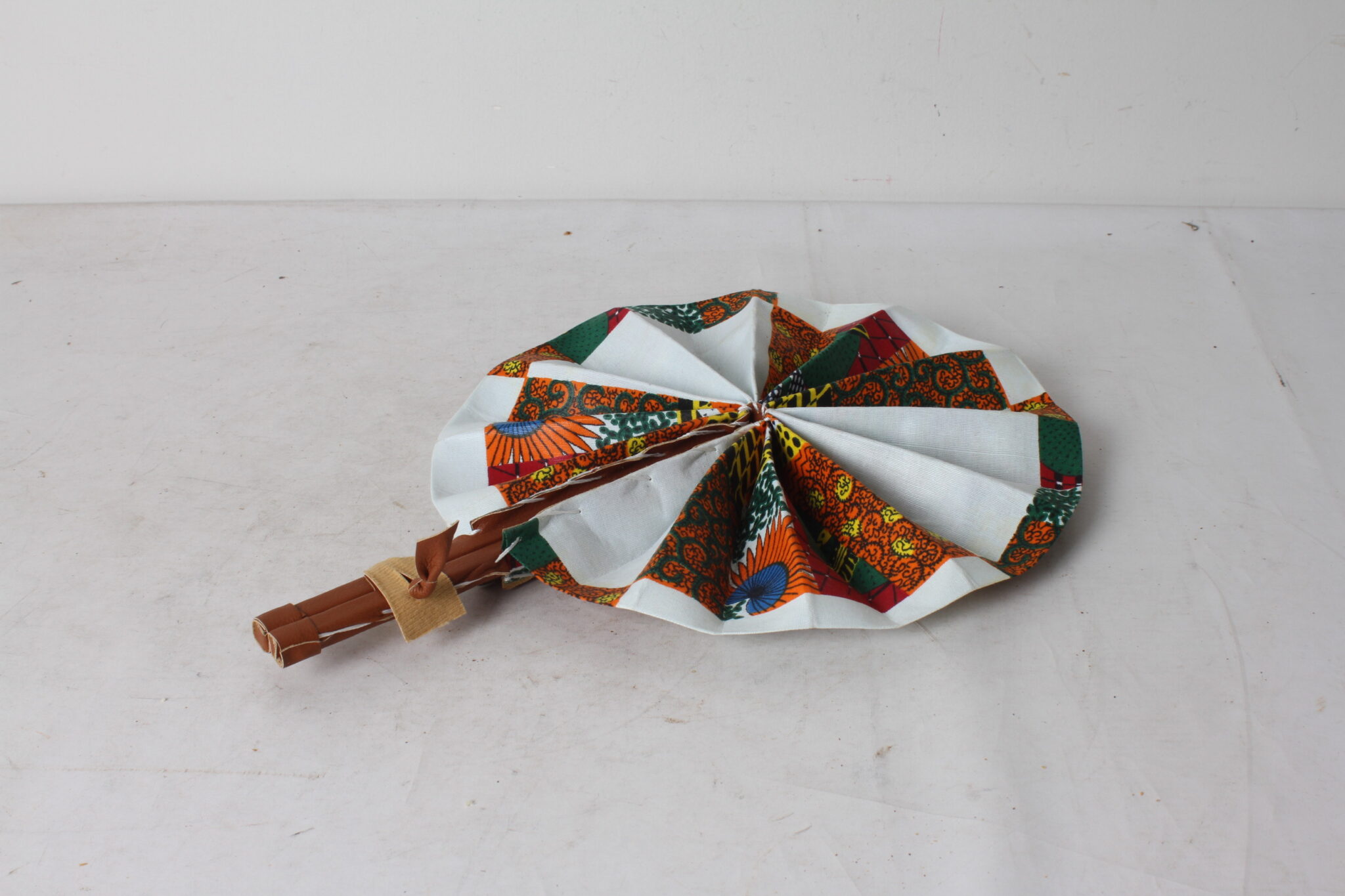 Eventail africain en wax et simili cuir
