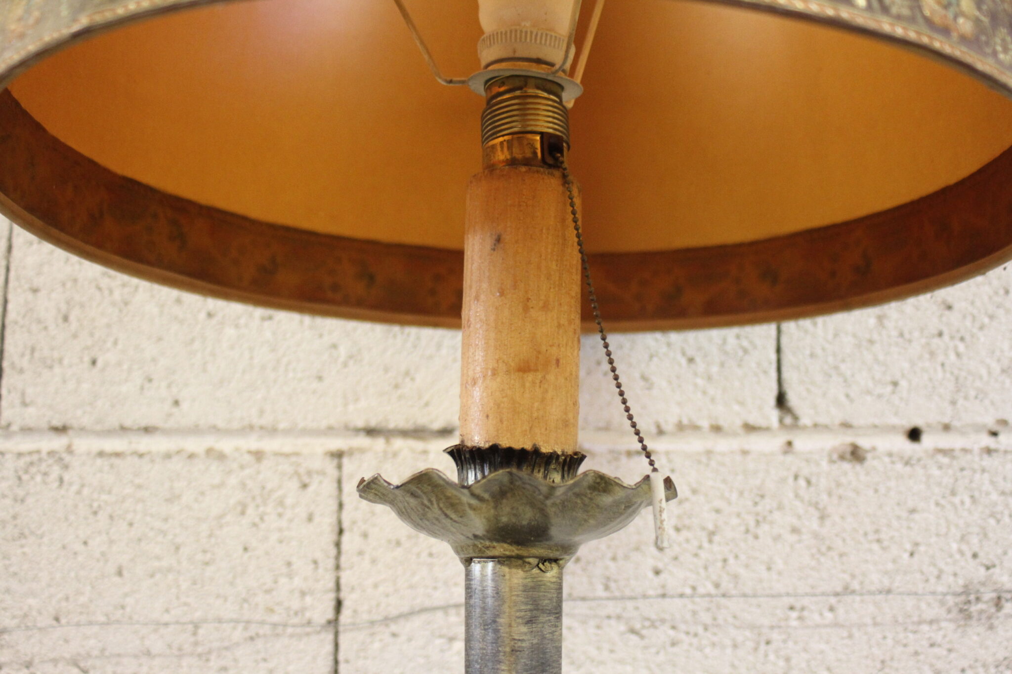 Ancien lampadaire en métal à patine dorée – Image 5