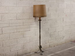 Ancien lampadaire en métal à patine dorée