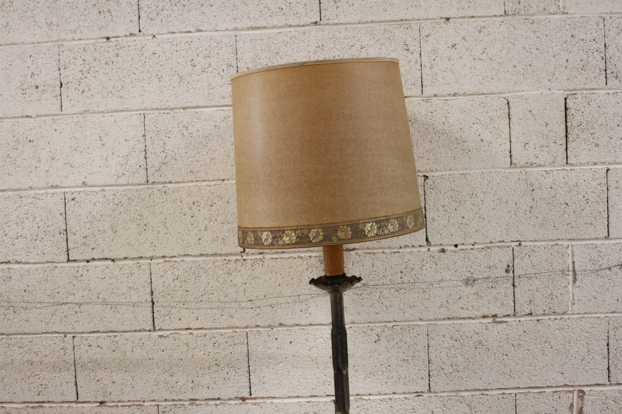 Ancien lampadaire en métal à patine dorée – Image 2