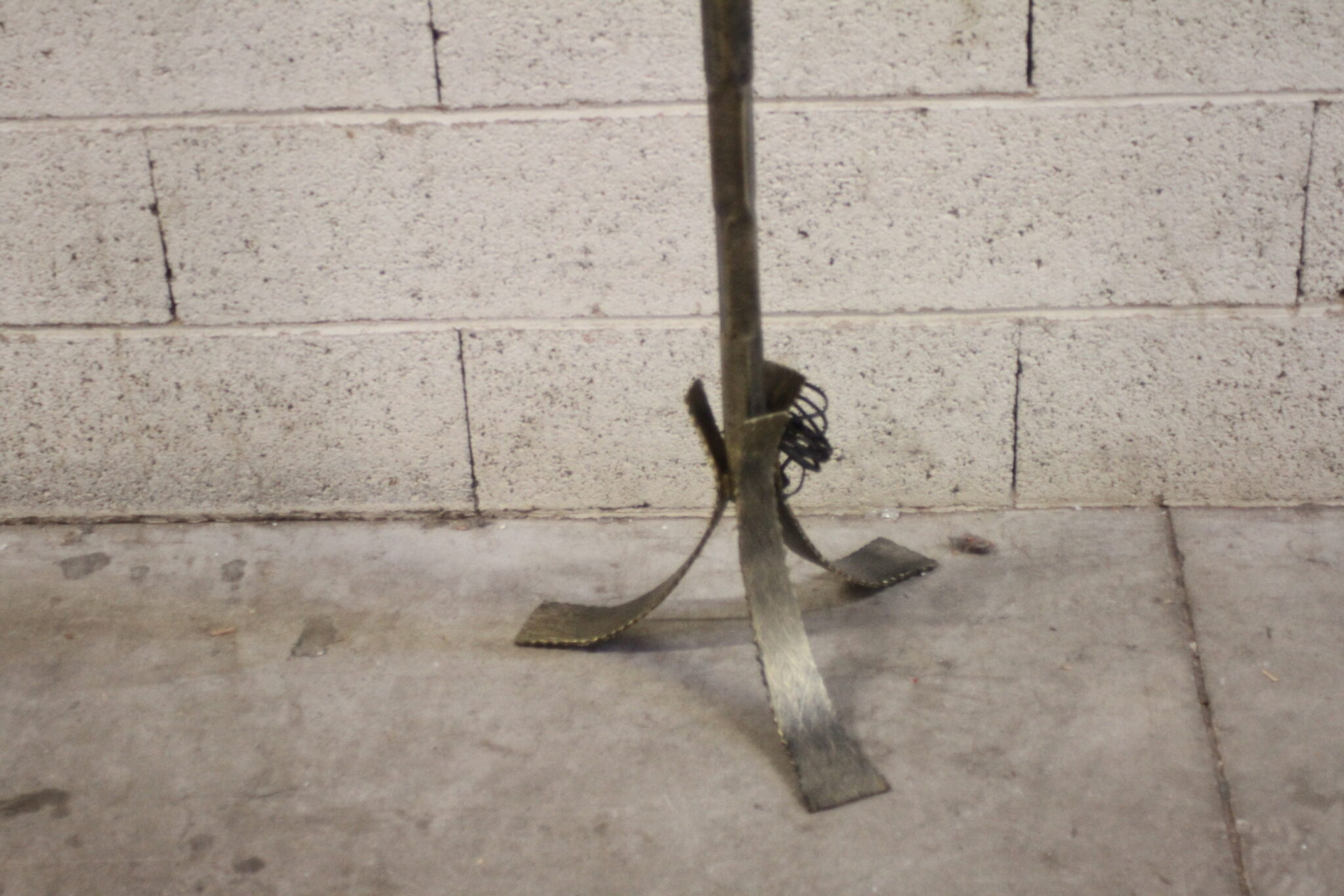 Ancien lampadaire en métal à patine dorée – Image 4