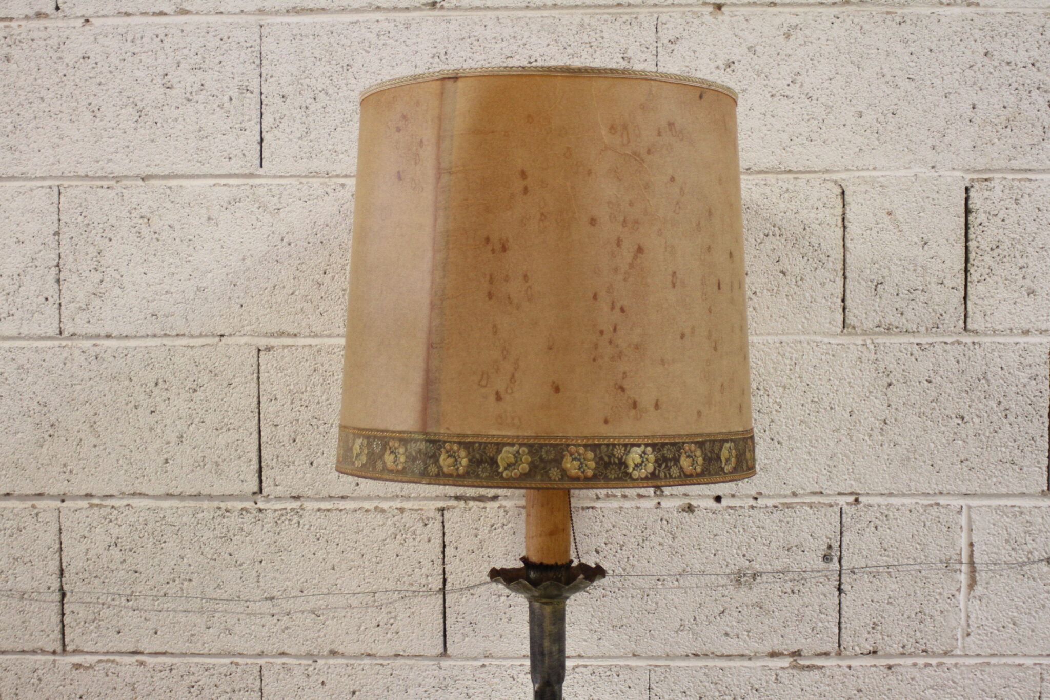 Ancien lampadaire en métal à patine dorée – Image 6