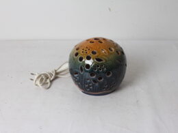 Lampe boule en céramique ajourée signée