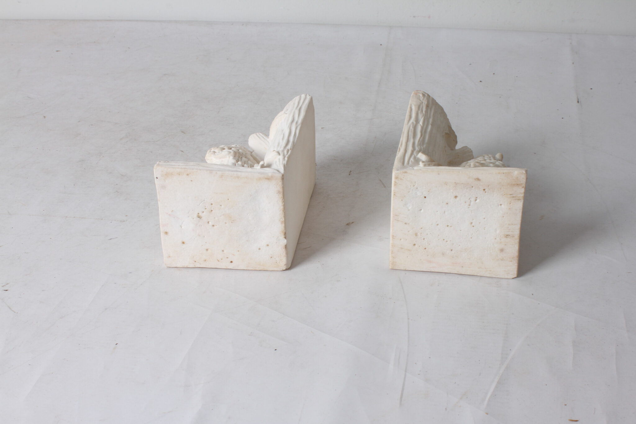 Paire de serre-livres sculptés – Image 4