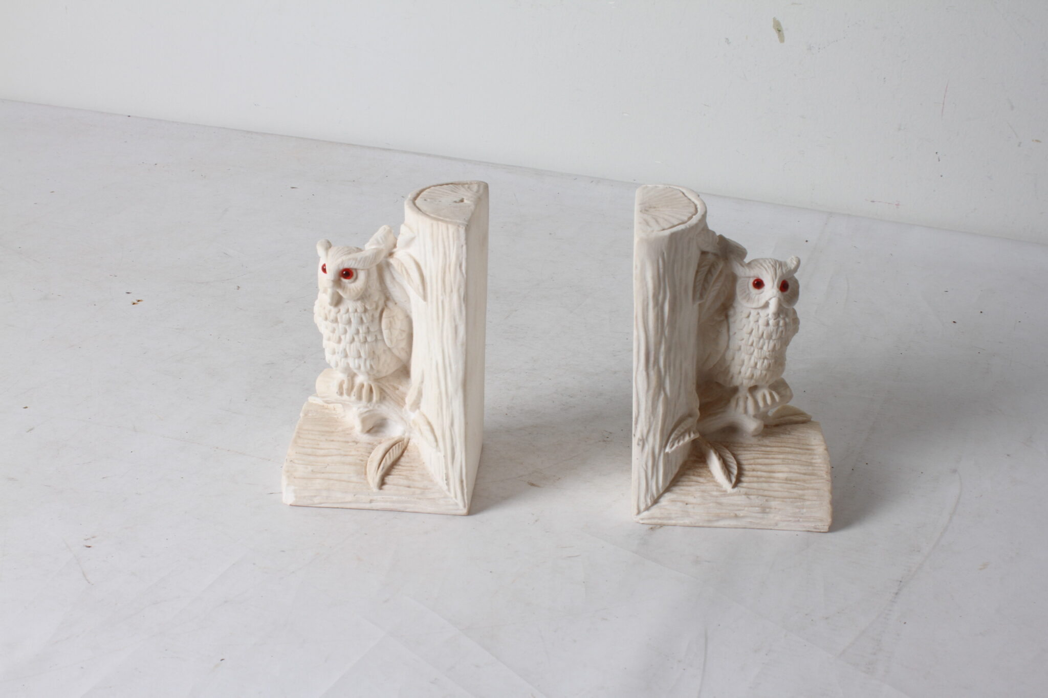 Paire de serre-livres sculptés