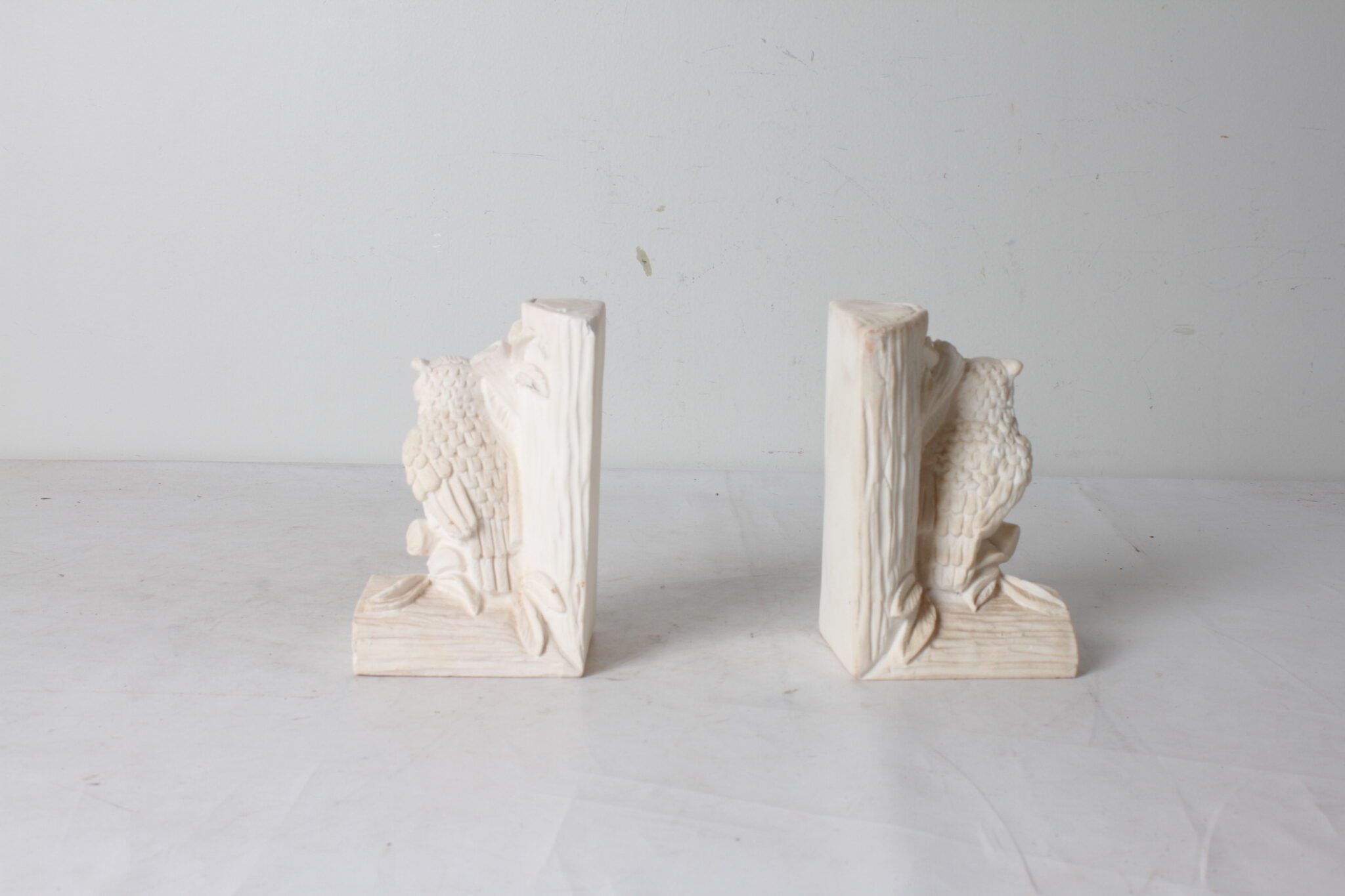 Paire de serre-livres sculptés – Image 2