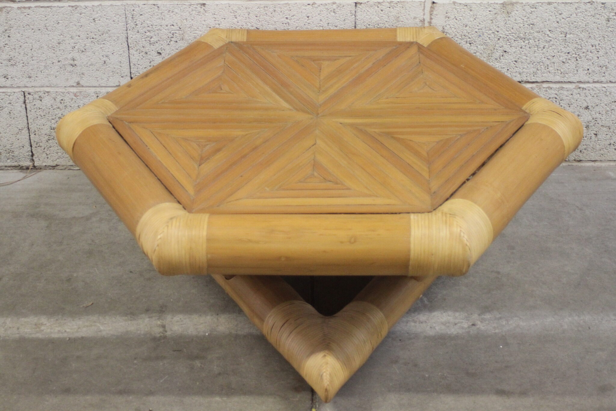 Table basse vintage en bambou – Image 2