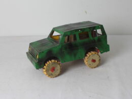 Voiture artisanale en métal