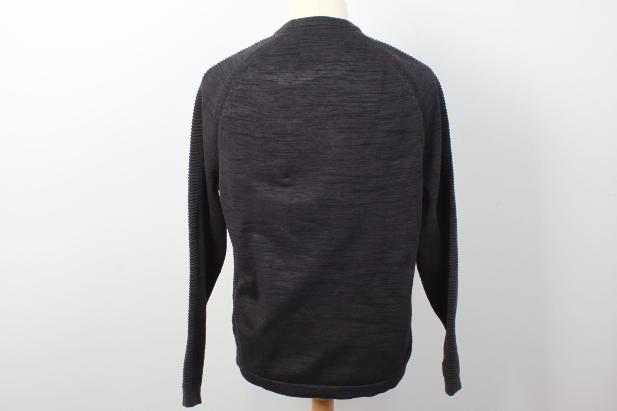 pull-homme-urbndist-taille-l-occasion-seconde-main-emmaus-scherwiller-etikette (1)