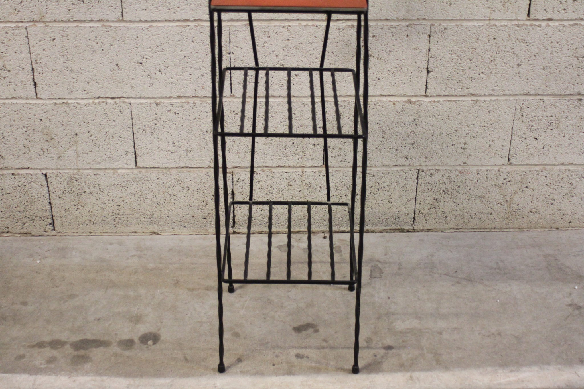 etagere-vintage-fer-forge-avec-eclairage-mobilier-d'appoint-design-occasion-seconde-main-emmaus-scherwiller-etikette (1)