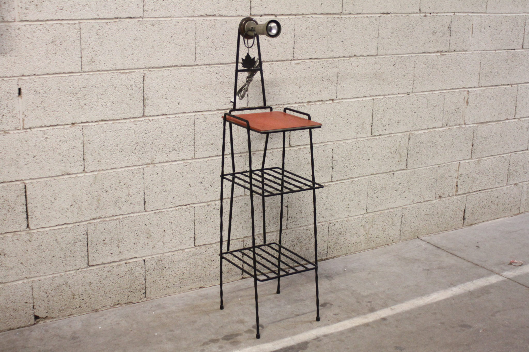 etagere-vintage-fer-forge-avec-eclairage-mobilier-d'appoint-design-occasion-seconde-main-emmaus-scherwiller-etikette (2)