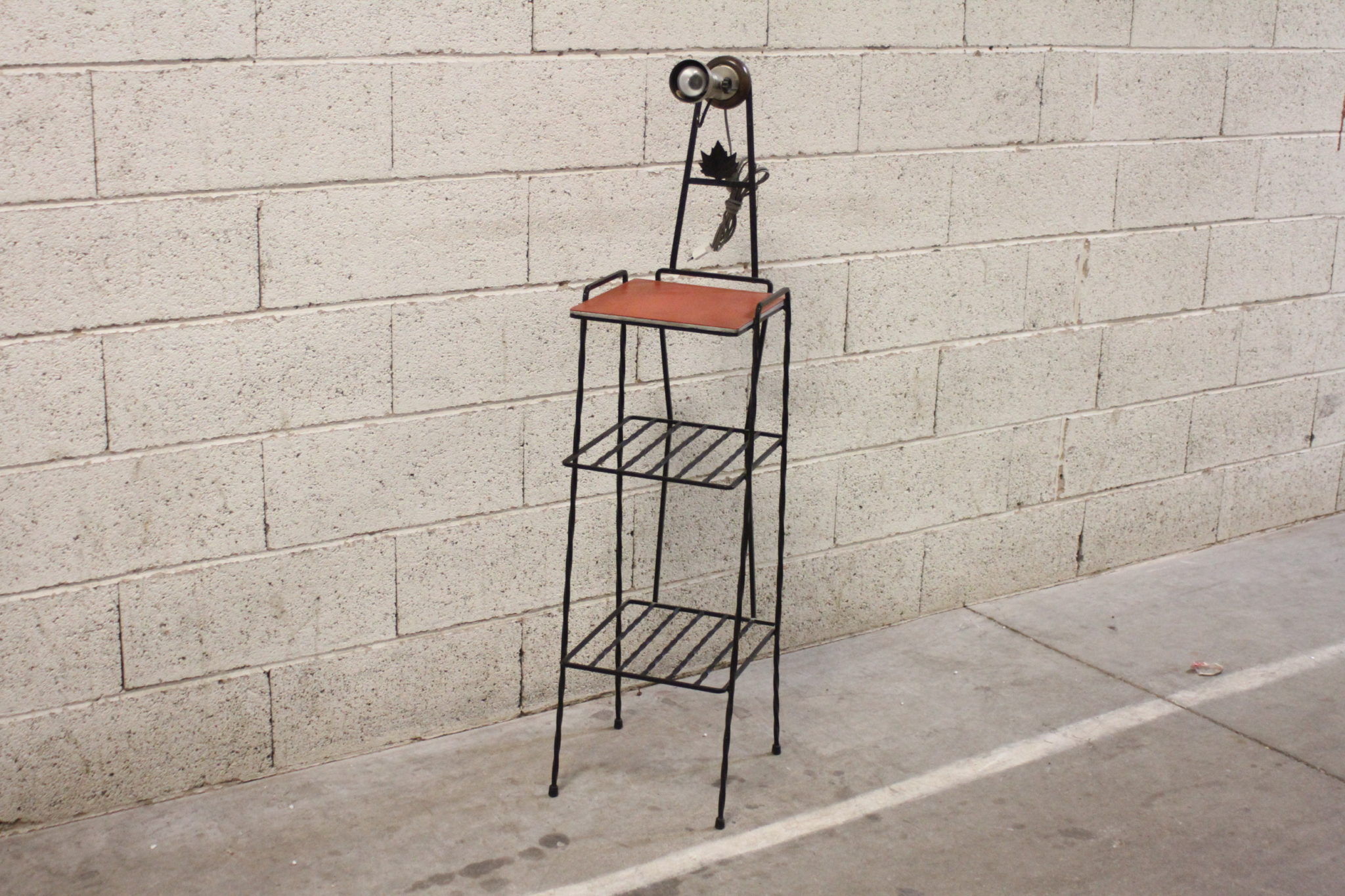 etagere-vintage-fer-forge-avec-eclairage-mobilier-d'appoint-design-occasion-seconde-main-emmaus-scherwiller-etikette (3)