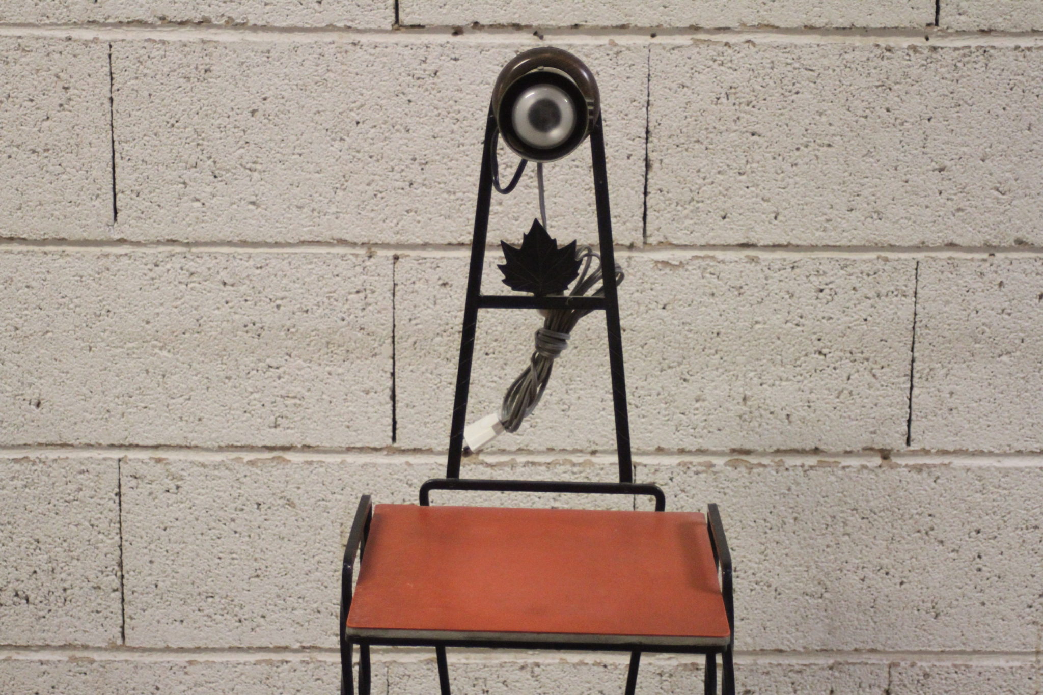 etagere-vintage-fer-forge-avec-eclairage-mobilier-d'appoint-design-occasion-seconde-main-emmaus-scherwiller-etikette (4)