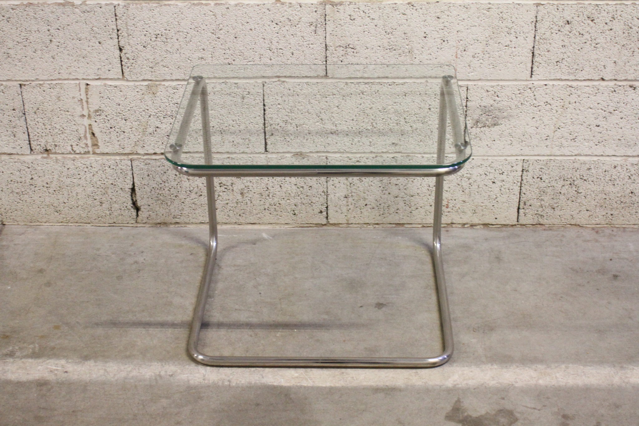 bout-de-canape-inox-et-verre-design-mobilier-de-france-mobilier-tendance-emmaus-scherwiller-etikette (2)