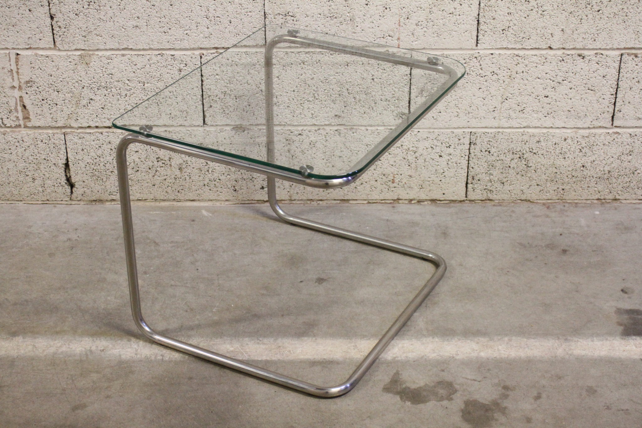bout-de-canape-inox-et-verre-design-mobilier-de-france-mobilier-tendance-emmaus-scherwiller-etikette (3)