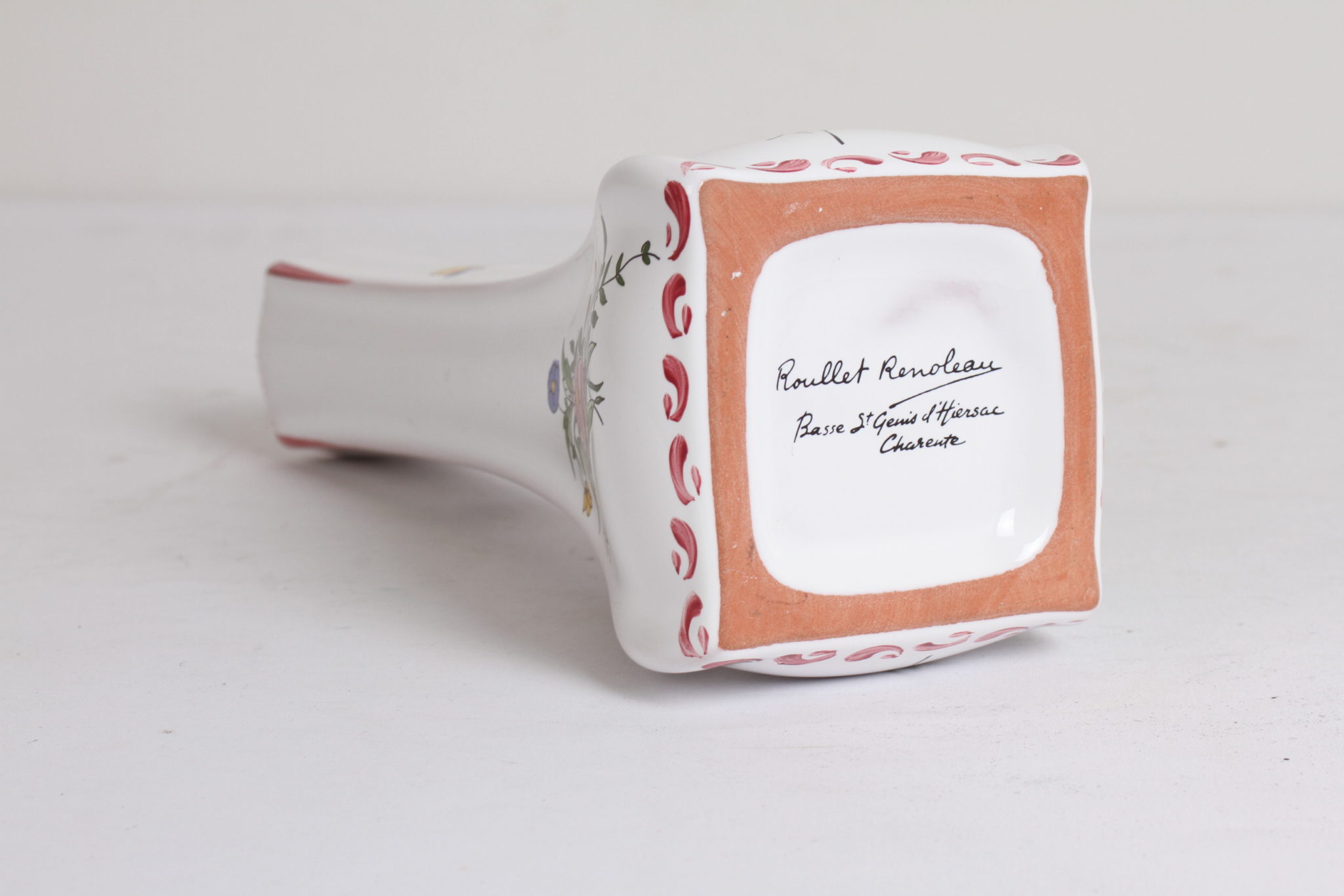 petit-vase-vintage-en-ceramique-motif-floral-roullet-renoleau-objet-deco-occasion-emmaus-scherwiller-etikette (4)