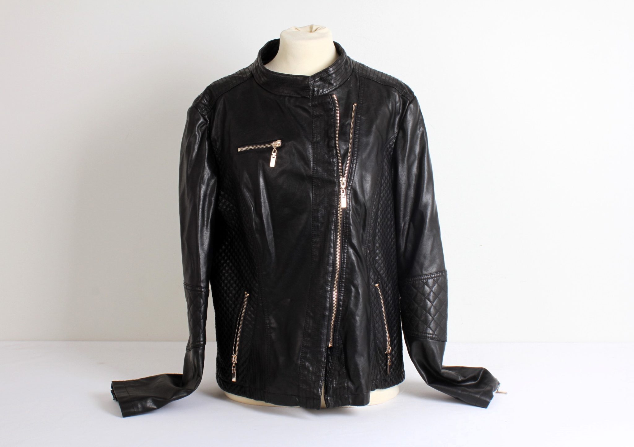 veste-en-cuir-femme-emmaus-scherwiller-emmaus-occasion-label-emmaus-emmaus-boutique-en-ligne-idee-cadeau-second-main (3)