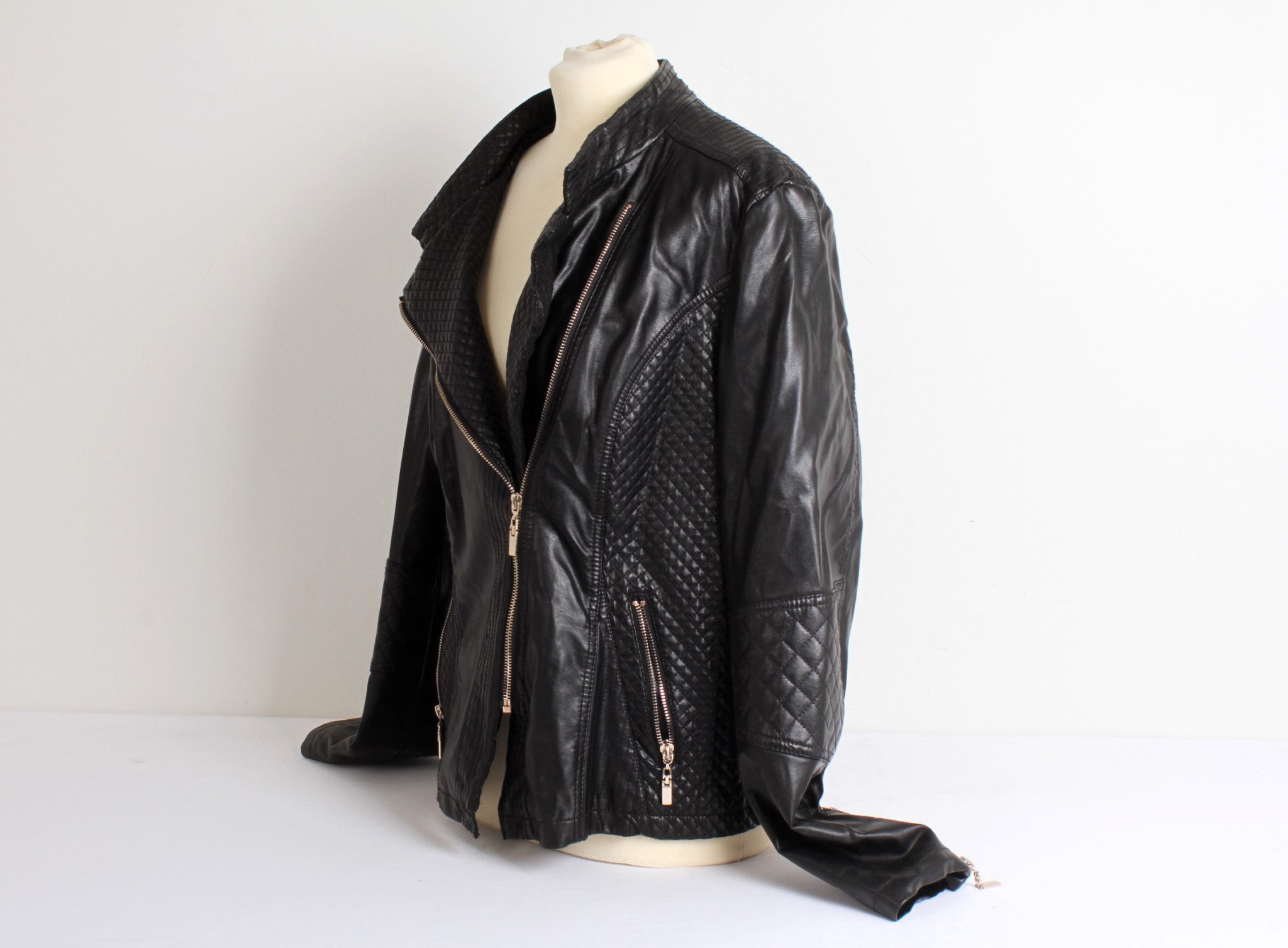 veste-en-cuir-femme-emmaus-scherwiller-emmaus-occasion-label-emmaus-emmaus-boutique-en-ligne-idee-cadeau-second-main (4)