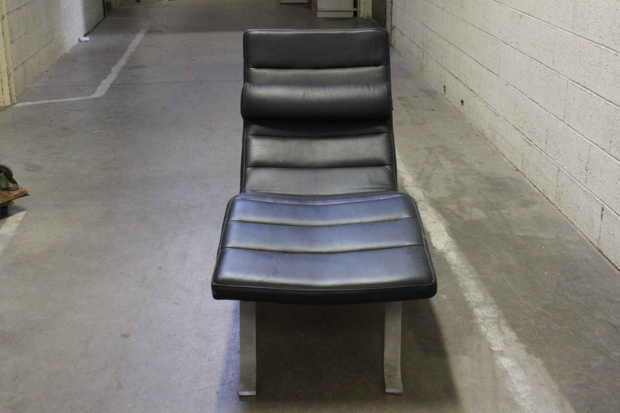 lounge-chair-fauteuil-relax-bo-concept-acier-cuir-noir-mobilier-design-occasion-emmaus-scherwiller-etikette (1)