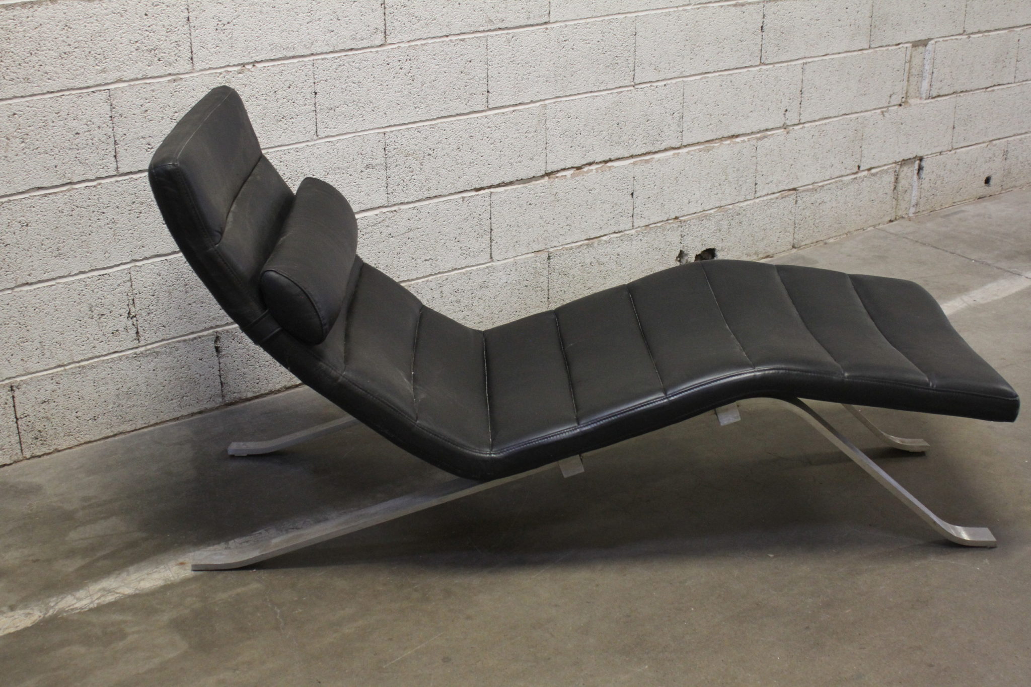 lounge-chair-fauteuil-relax-bo-concept-acier-cuir-noir-mobilier-design-occasion-emmaus-scherwiller-etikette (3)