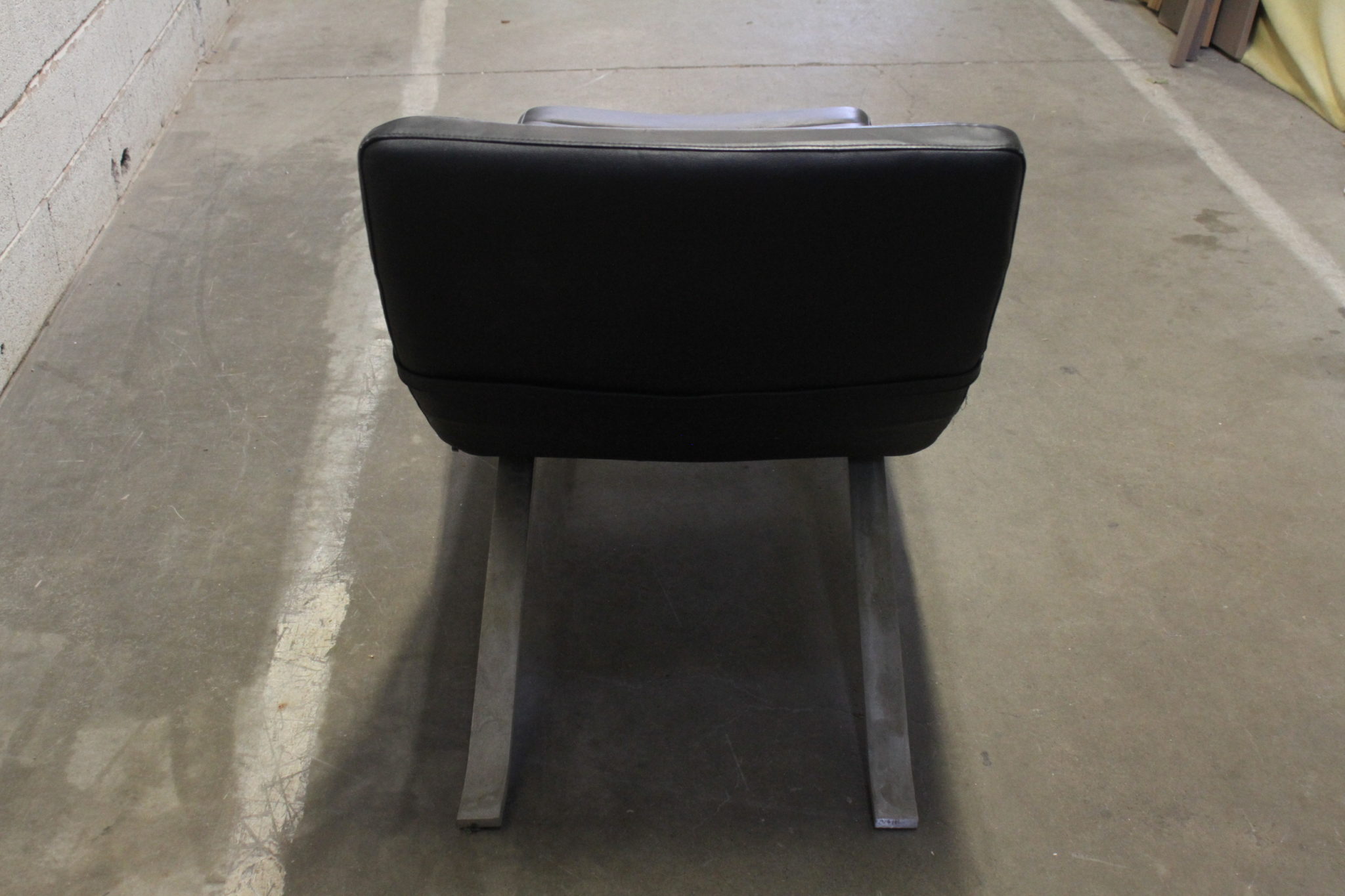 lounge-chair-fauteuil-relax-bo-concept-acier-cuir-noir-mobilier-design-occasion-emmaus-scherwiller-etikette (4)