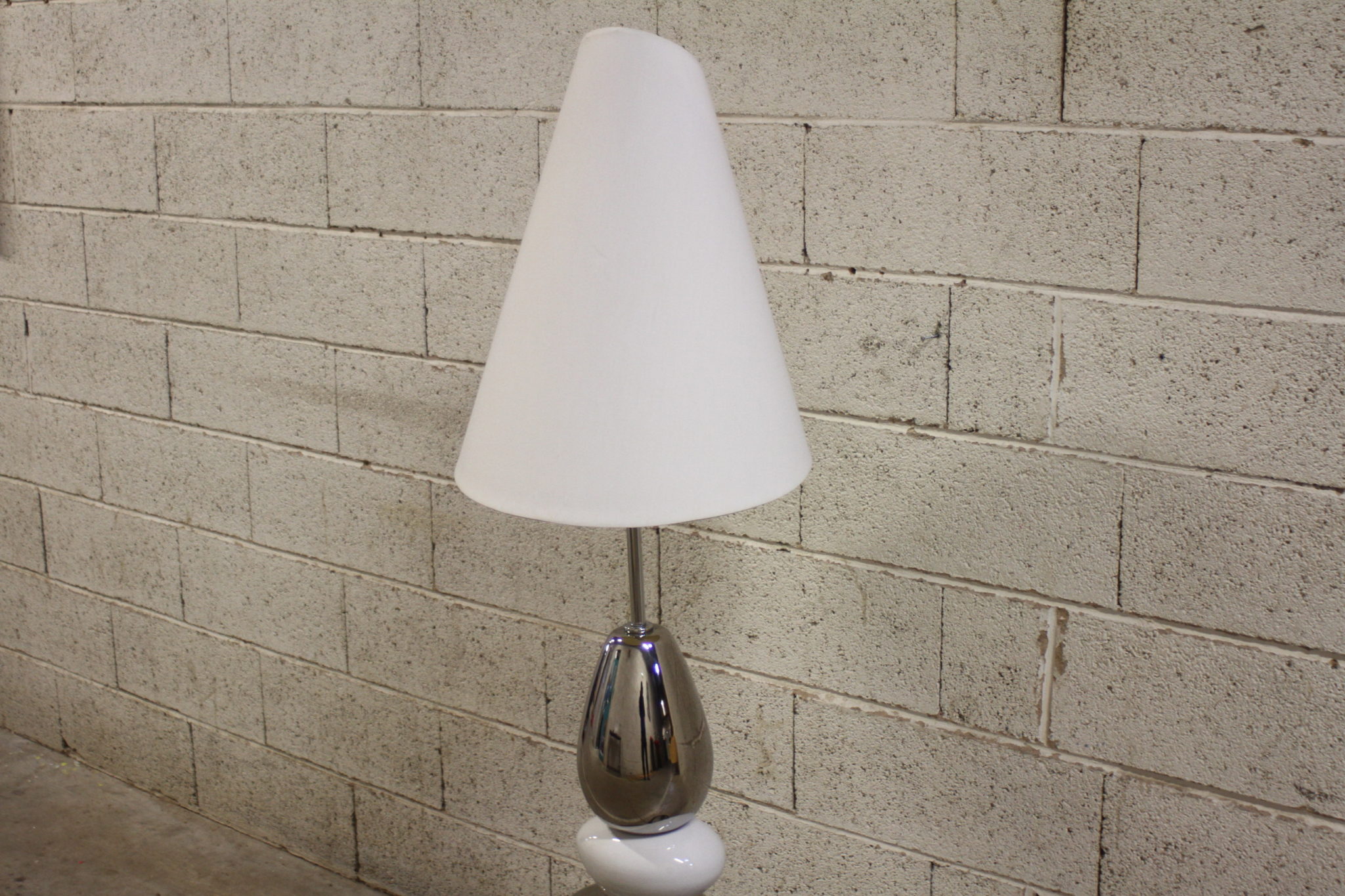 lampadaire-galets-blanc-argente-abat-jour-conique-luminaires-occasion-emmaus-scherwiller-etikette (1)