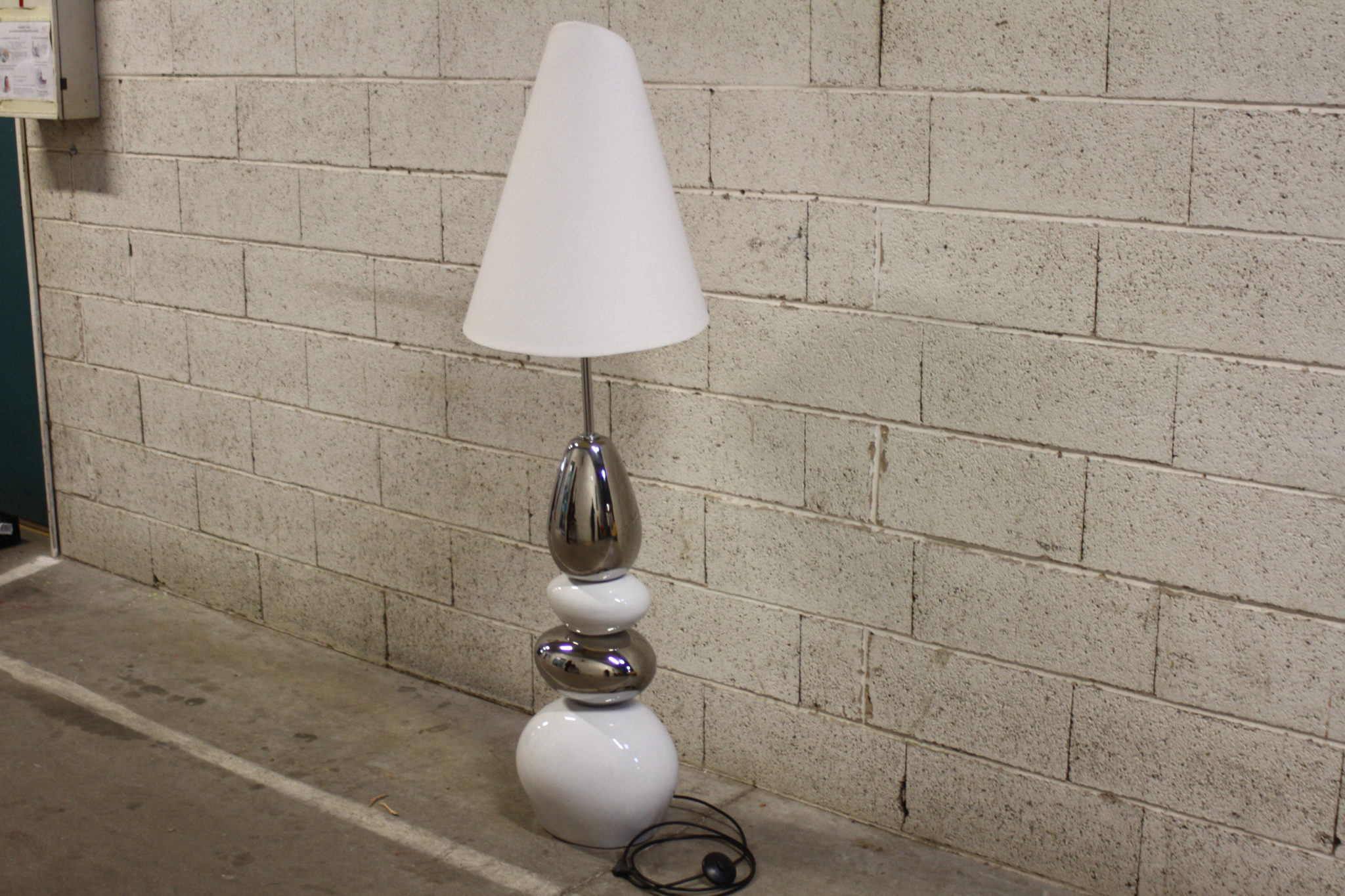 lampadaire-galets-blanc-argente-abat-jour-conique-luminaires-occasion-emmaus-scherwiller-etikette (2)