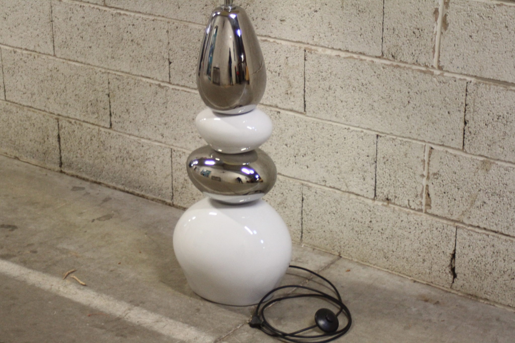 lampadaire-galets-blanc-argente-abat-jour-conique-luminaires-occasion-emmaus-scherwiller-etikette (3)