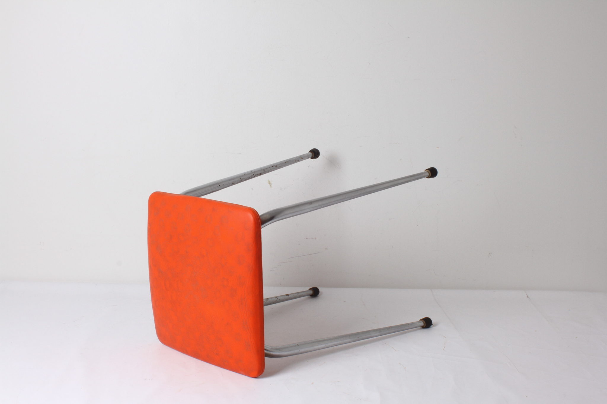 emmaus-etikette-occasion-seconde main-scherwiller -tabouret-vintage-orange (1)