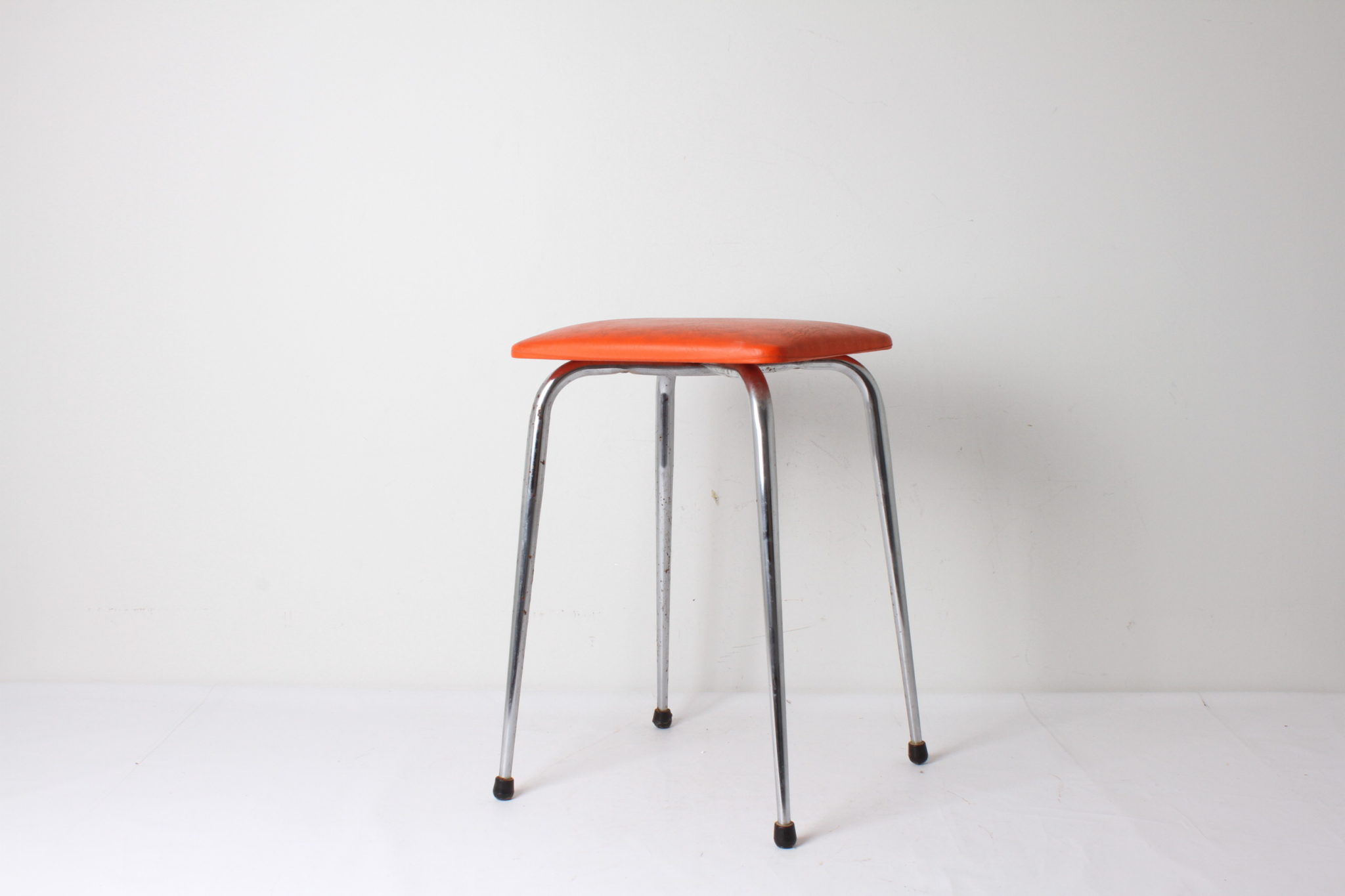 emmaus-etikette-occasion-seconde main-scherwiller -tabouret-vintage-orange (5)