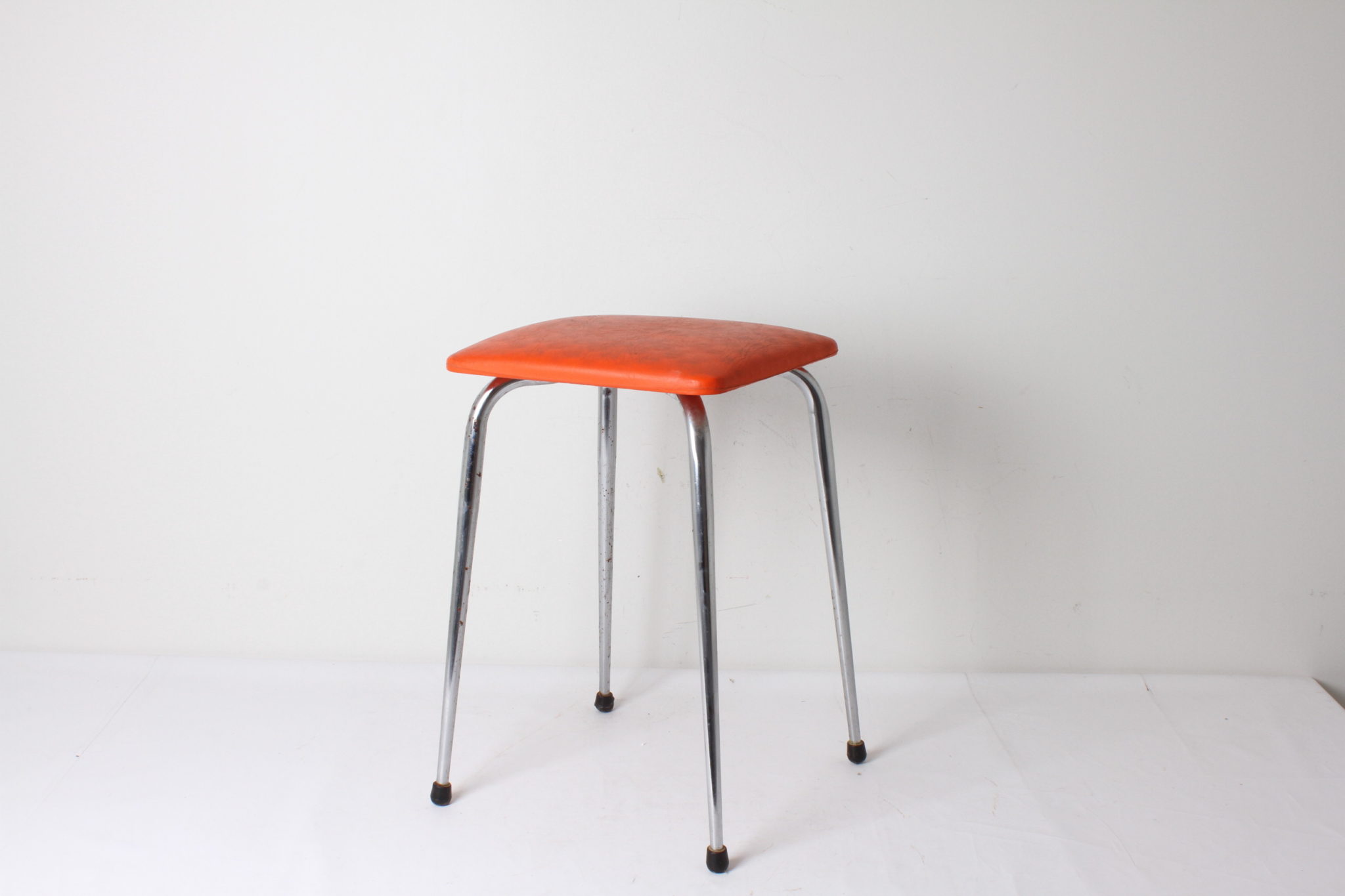 emmaus-etikette-occasion-seconde main-scherwiller -tabouret-vintage-orange (6)