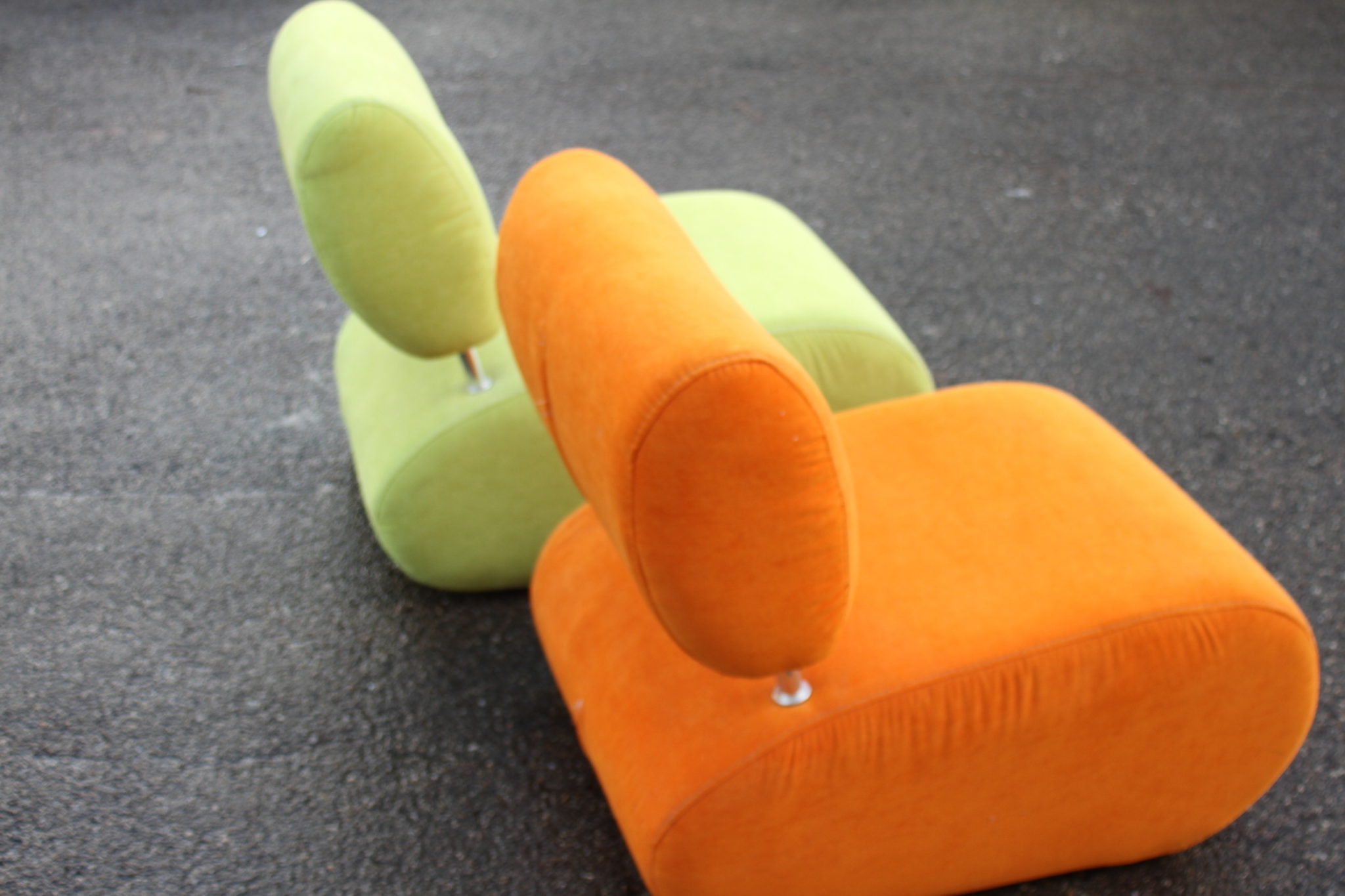 fauteuil-design-et-decoratif-tissu-orange-vert-mobilier-original-occasion-emmaus-scherwiller-etikette (1)