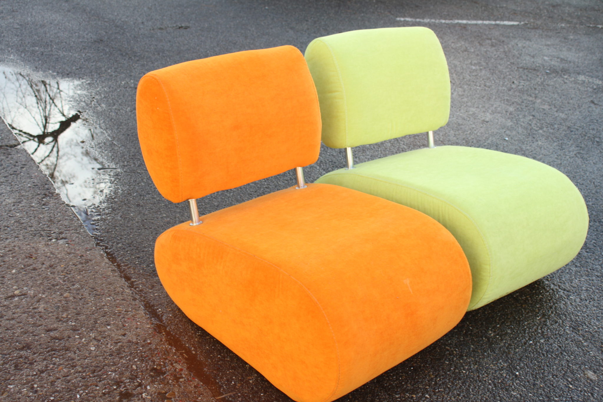 fauteuil-design-et-decoratif-tissu-orange-vert-mobilier-original-occasion-emmaus-scherwiller-etikette (3)