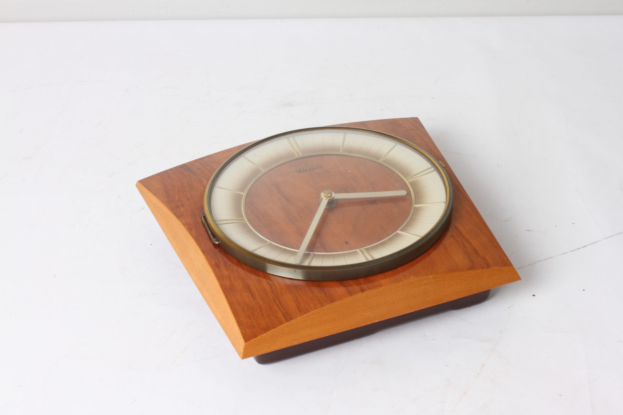 horloge-murale-vintage-marque-electri-bois-placage-laiton-dore-objet-deco-occasion-emmaus-scherwiller-etikette (4)
