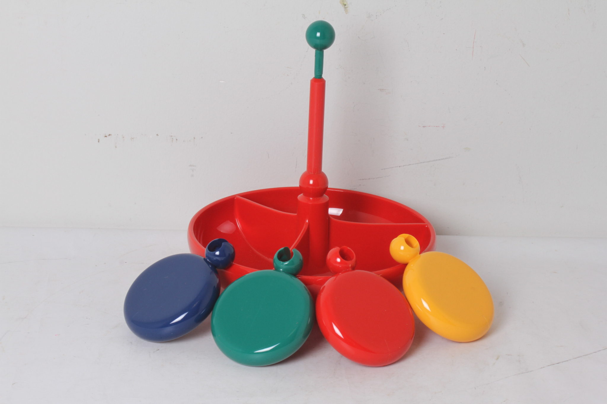 emmaus-scherwiller-etikette-occasion -présentoir-apéritif-rouge (5)