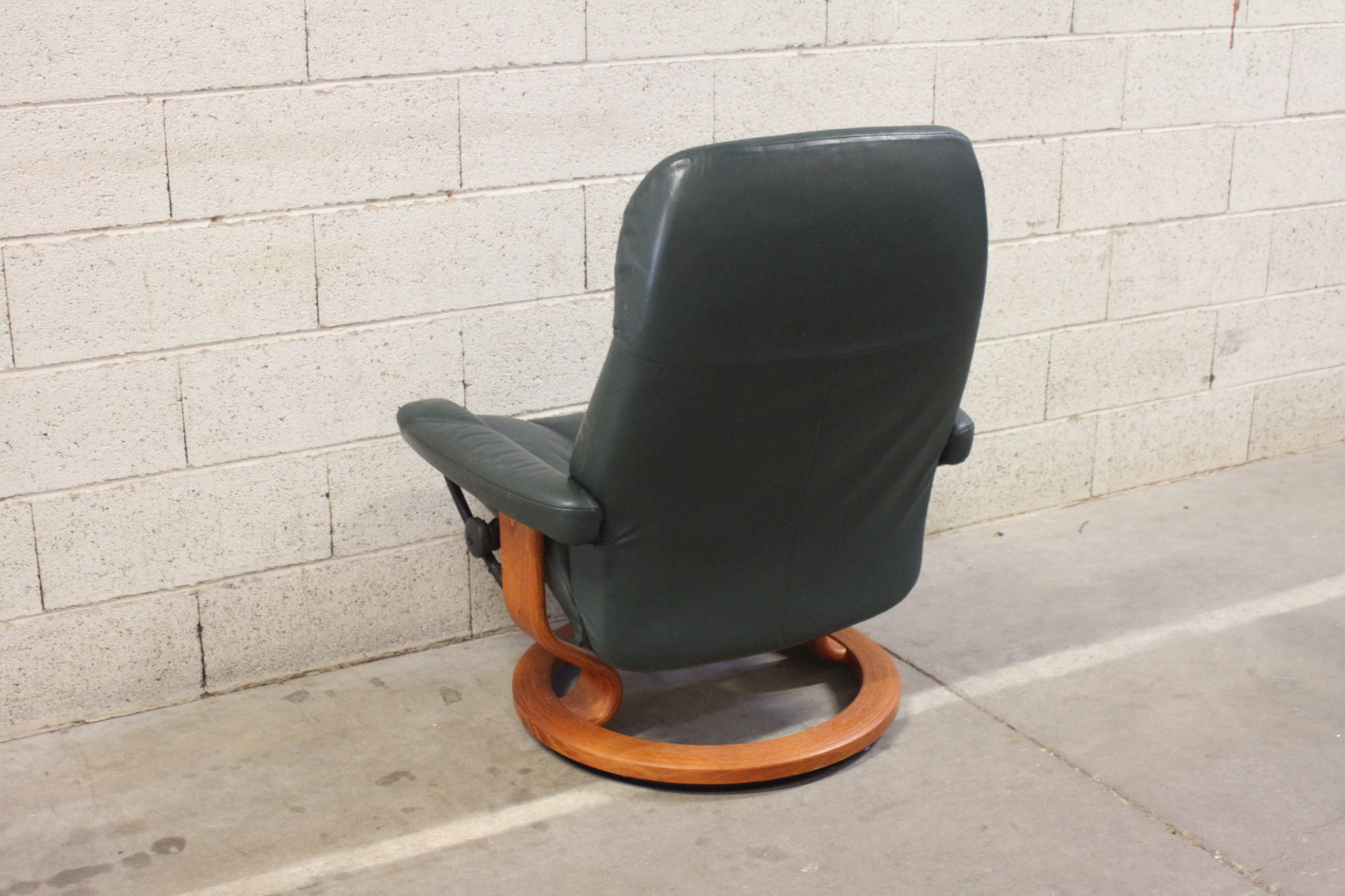 fauteuil-relax-manuel-stressless-cuir-vert-socle-rond-bois-mobilier-occasion-emmaus-scherwiller-etikette (1)