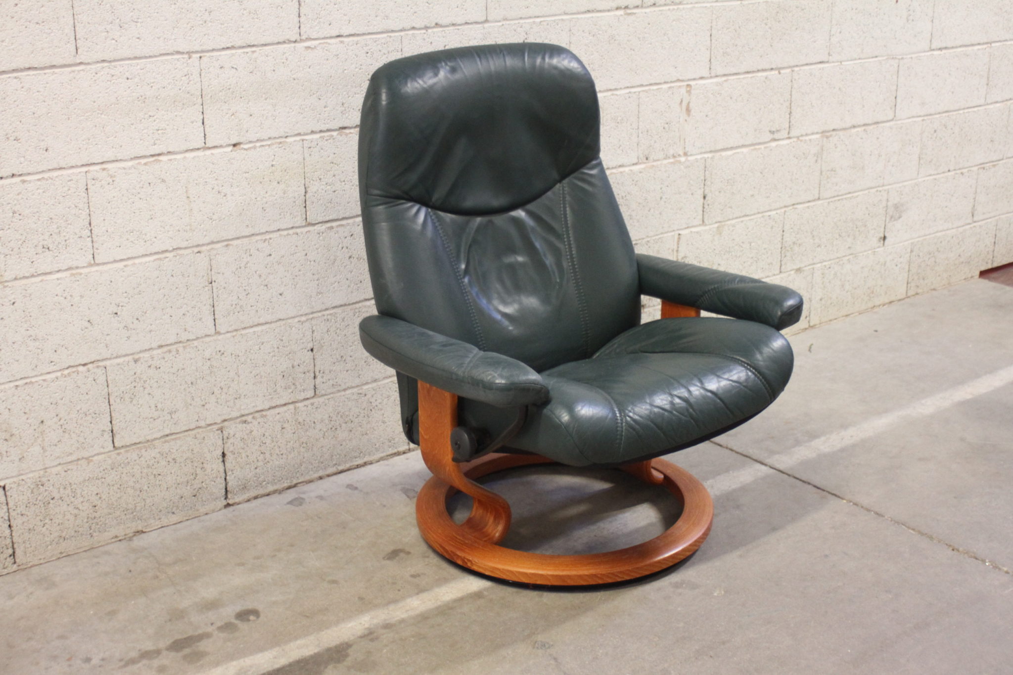fauteuil-relax-manuel-stressless-cuir-vert-socle-rond-bois-mobilier-occasion-emmaus-scherwiller-etikette (2)