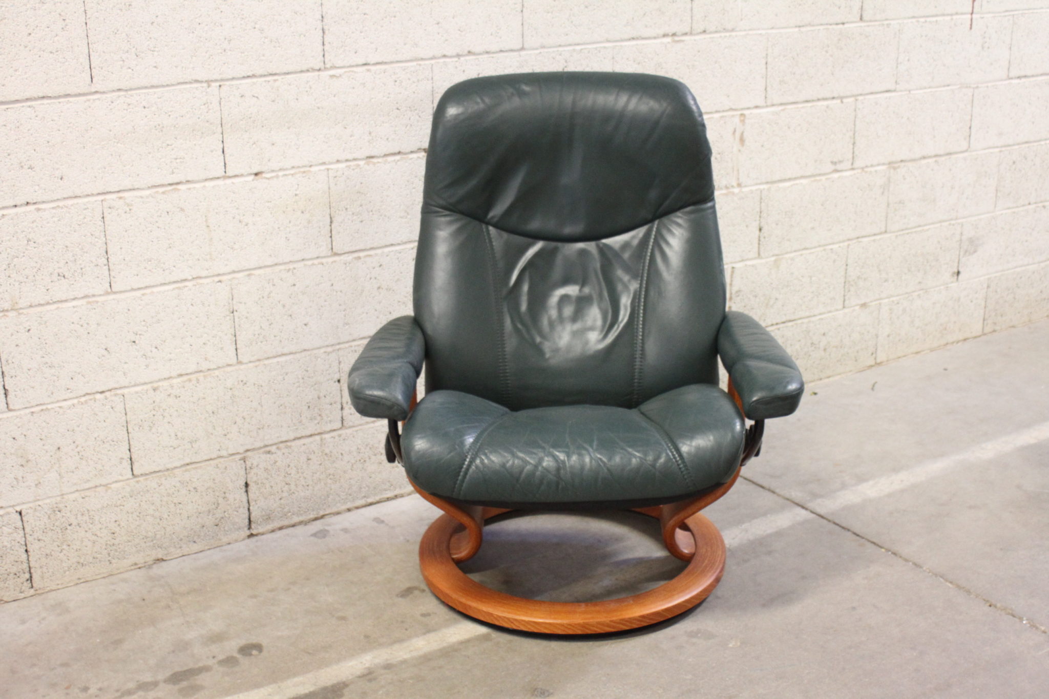 fauteuil-relax-manuel-stressless-cuir-vert-socle-rond-bois-mobilier-occasion-emmaus-scherwiller-etikette (3)