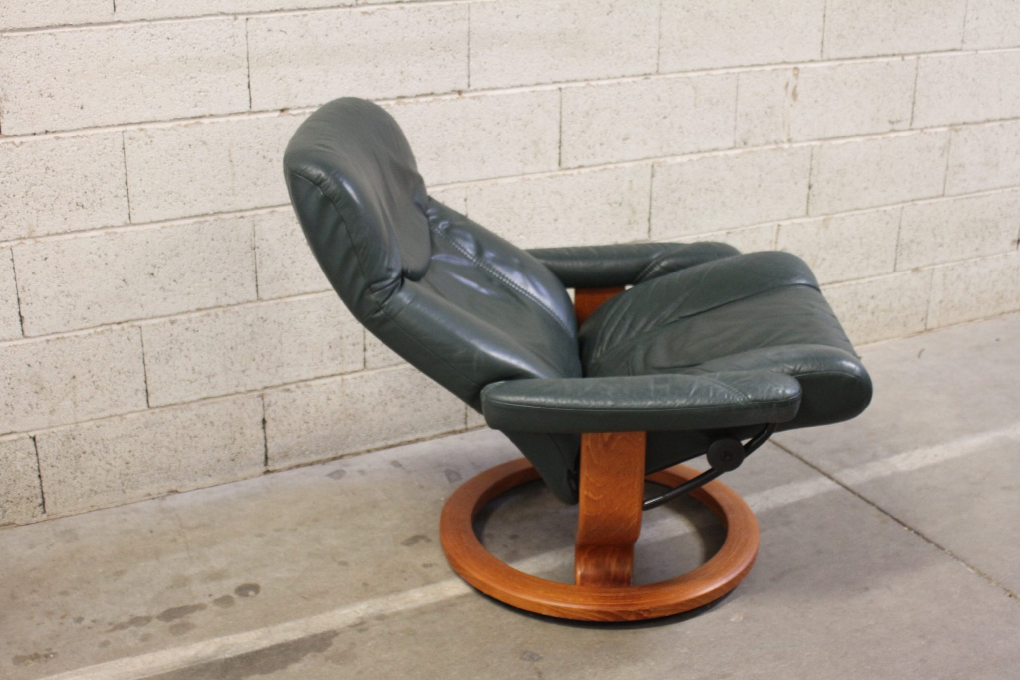 fauteuil-relax-manuel-stressless-cuir-vert-socle-rond-bois-mobilier-occasion-emmaus-scherwiller-etikette (4)
