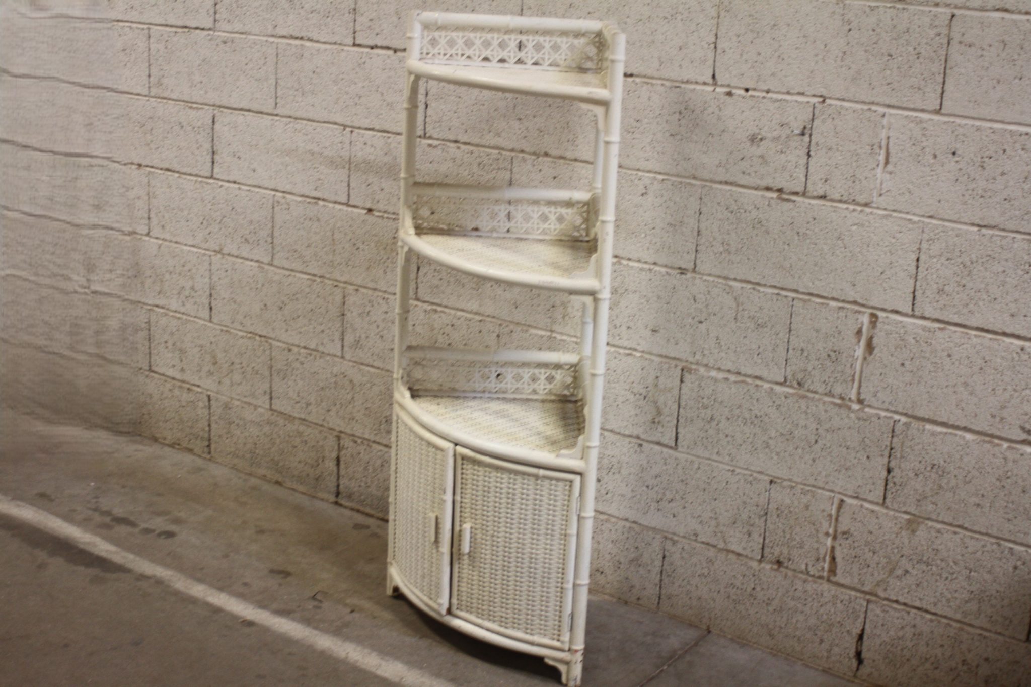 meuble-etagere-d'angle-rotin-blanc-mobilier-occasion-emmaus-scherwiller-etikette (1)