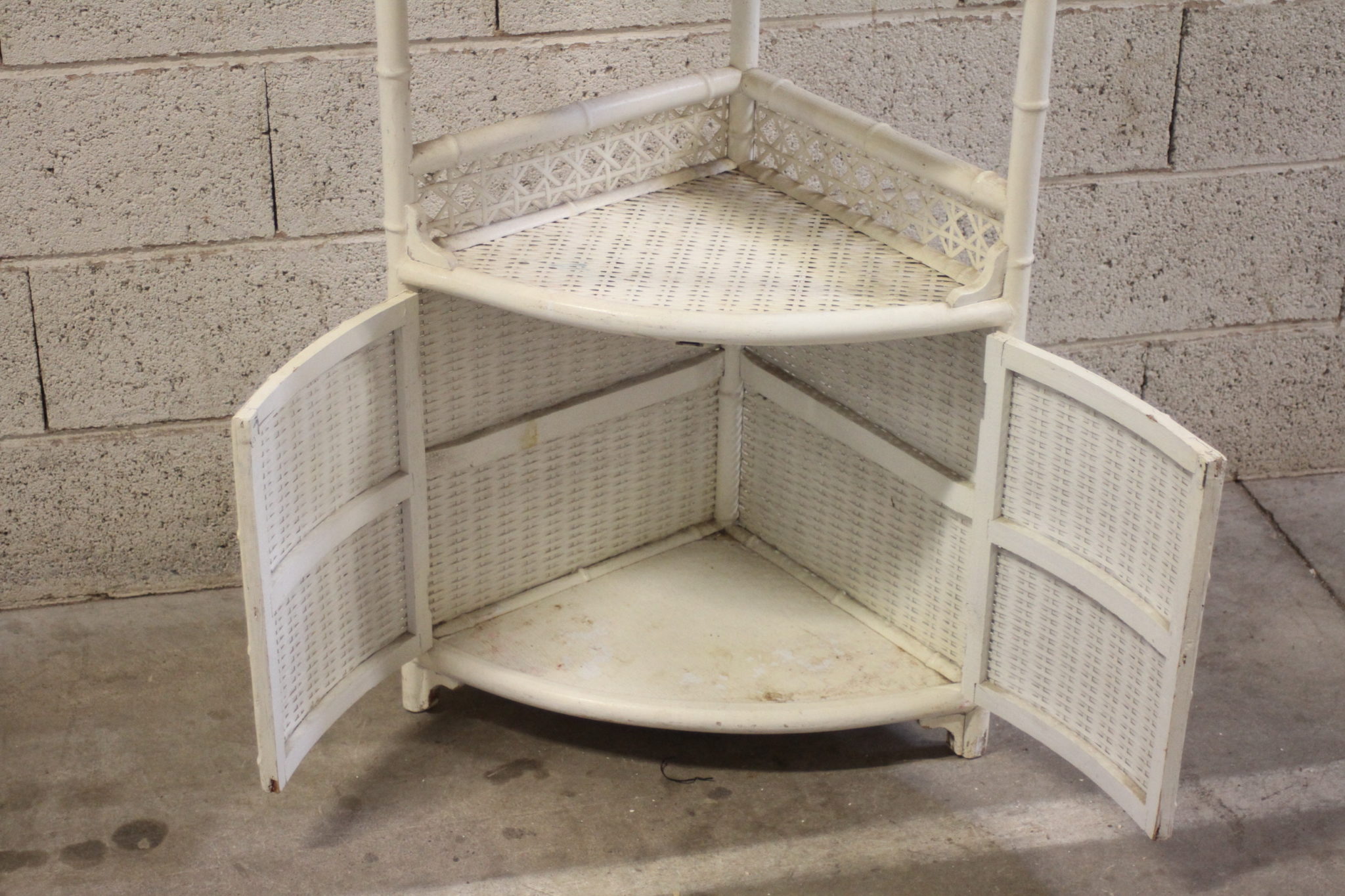 meuble-etagere-d'angle-rotin-blanc-mobilier-occasion-emmaus-scherwiller-etikette (2)