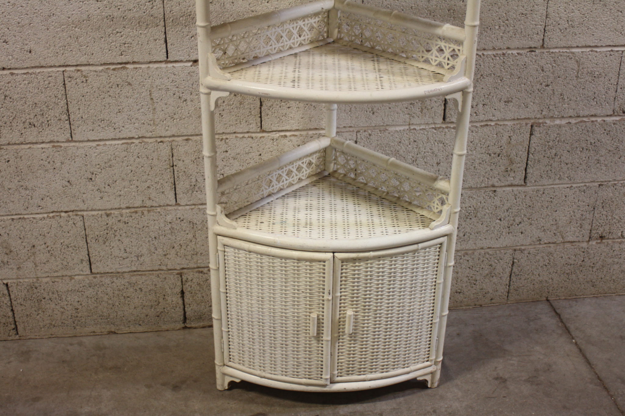 meuble-etagere-d'angle-rotin-blanc-mobilier-occasion-emmaus-scherwiller-etikette (3)