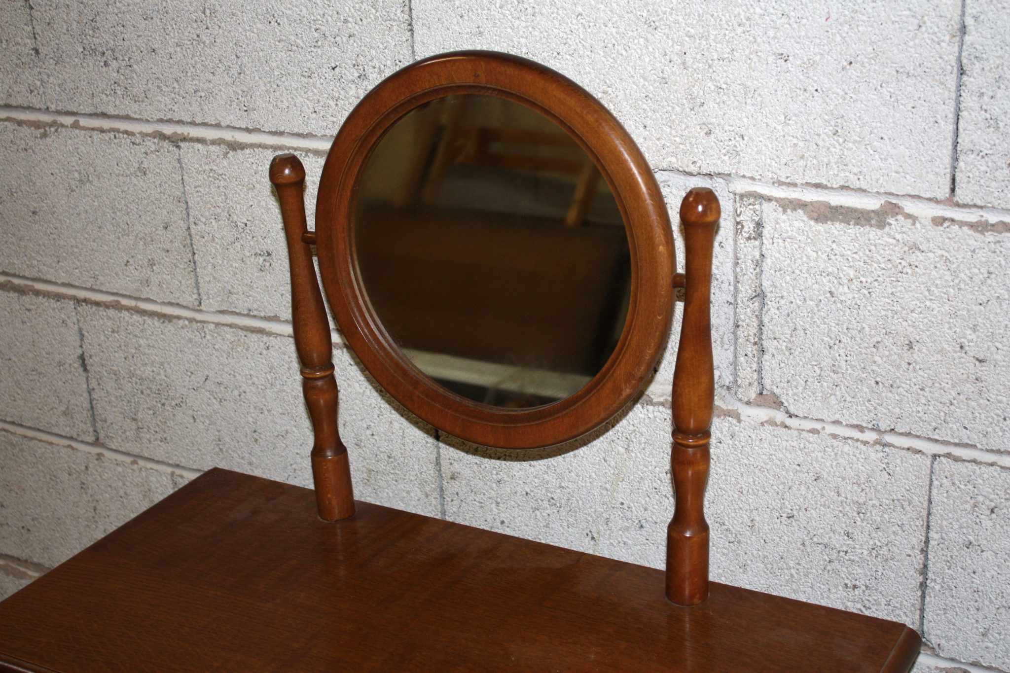 petite-coiffeuse-miroir-rond-en-bois-mobilier-occasion-emmaus-scherwiller-etikette (4)