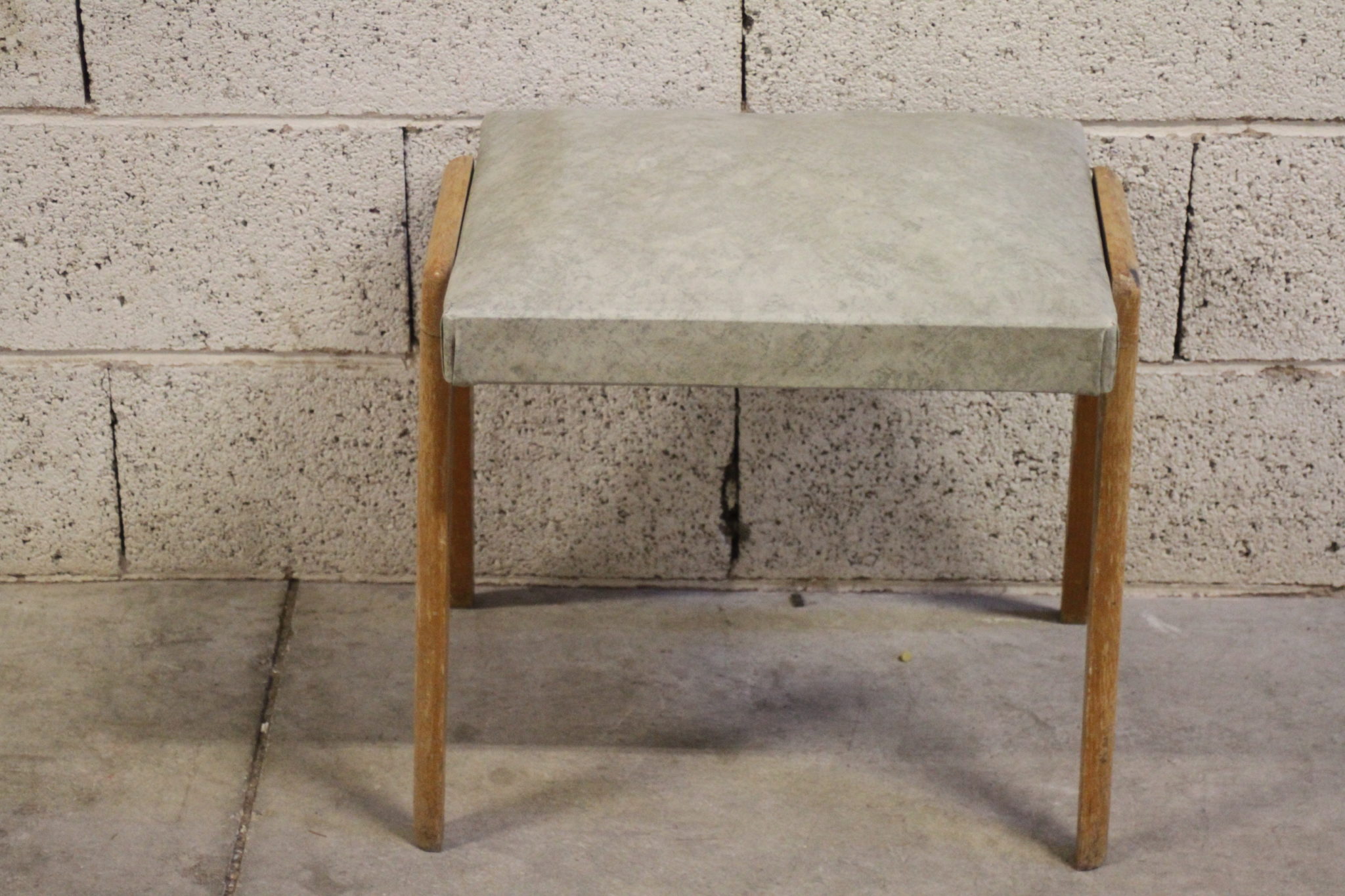 tabouret-vintage-pieds-compas-assise-ressorts-skai-design-scandinave-mobilier-occasion-emmaus-scherwiller-etikette (1)