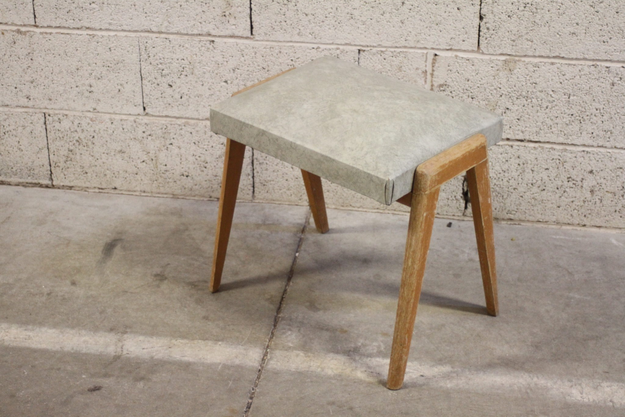 tabouret-vintage-pieds-compas-assise-ressorts-skai-design-scandinave-mobilier-occasion-emmaus-scherwiller-etikette (3)